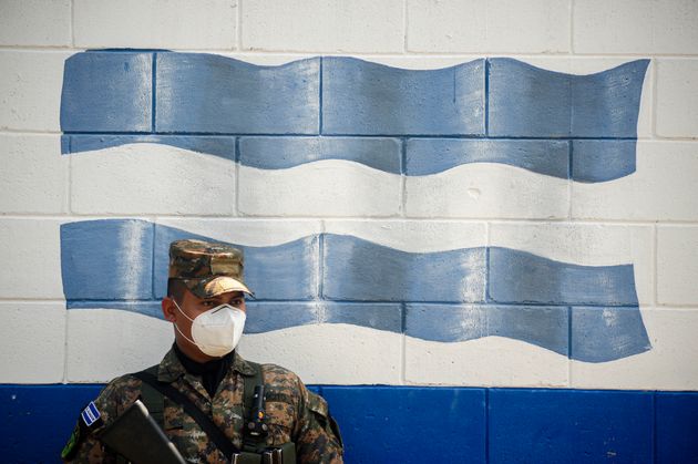 La tregua del Salvador. Il Governo scende a patti con la malavita