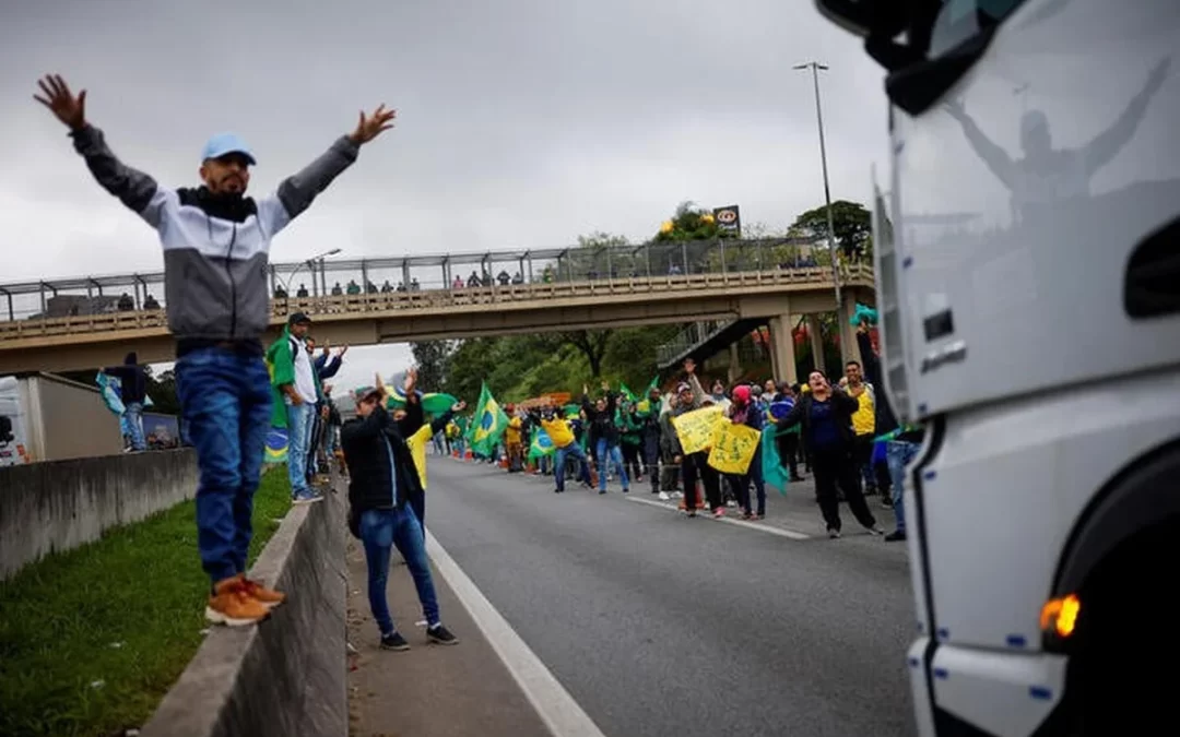 Tolti i blocchi stradali, la calma sembra tornare in Brasile