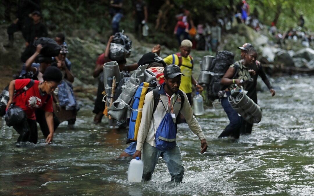 I migranti irregolari nell’inferno della giungla del Darién tra Colombia e Panama