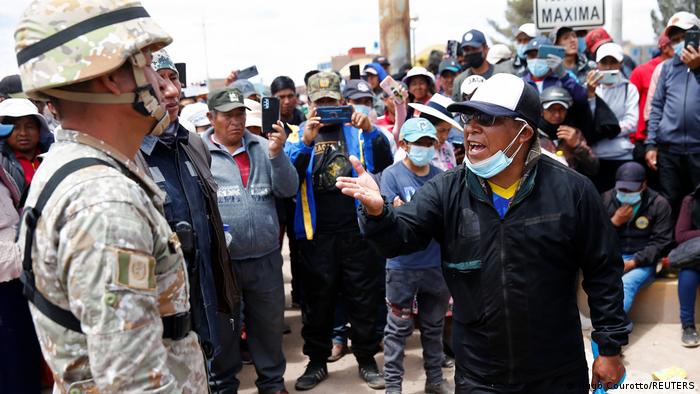 Altre dodici vittime delle proteste ieri in Perù. Proibita l’entrata nel paese a Evo Morales