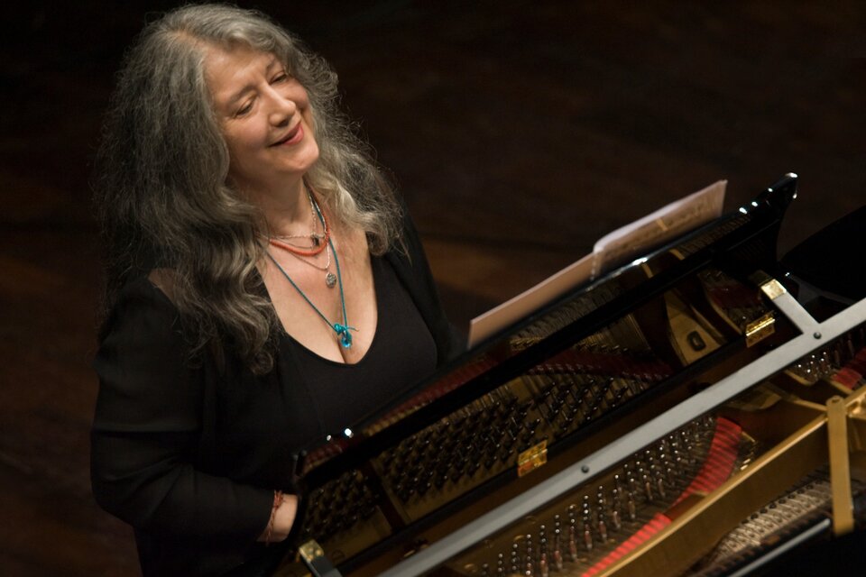 La grande pianista argentina Martha Argerich con un suo articolo apparso oggi sul quotidiano Página/12 denuncia che nel suo paese col nuovo governo la cultura è in pericolo 